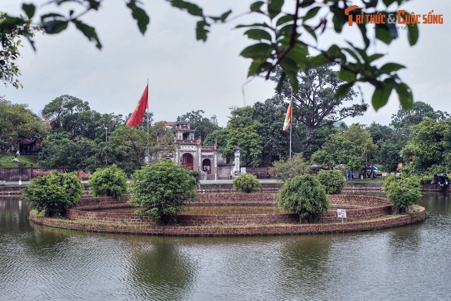 Nằm ở xã Cổ Loa, huyện Đông Anh, TP Hà Nội,  thành Cổ Loa được các nhà khảo cổ học đánh giá là "tòa thành cổ nhất, quy mô lớn vào bậc nhất, cấu trúc cũng thuộc loại độc đáo nhất trong lịch sử xây dựng thành lũy của người Việt cổ".