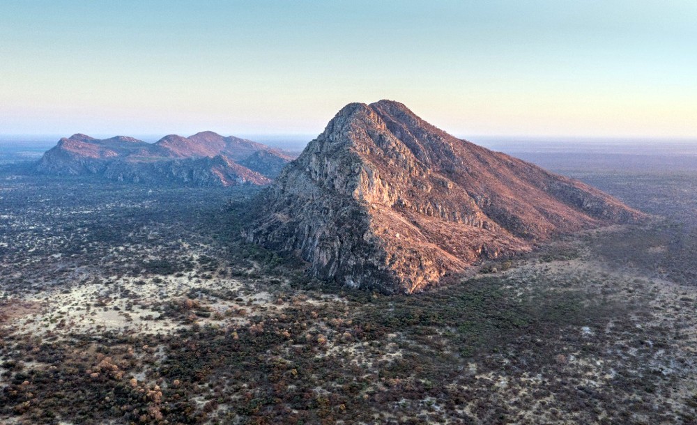  Tsodilo là một vùng đồi nằm ở phía Tây Bắc đất nước Botswana. Khu vực này được phân chia thành 3 ngọn đồi chính với tên gọi là Đồi Đàn ông, Đồi Phụ nữ, Đồi trẻ em cùng một ngọn đồi nhỏ không tên. Ảnh: Desert &amp; Delta Safaris.