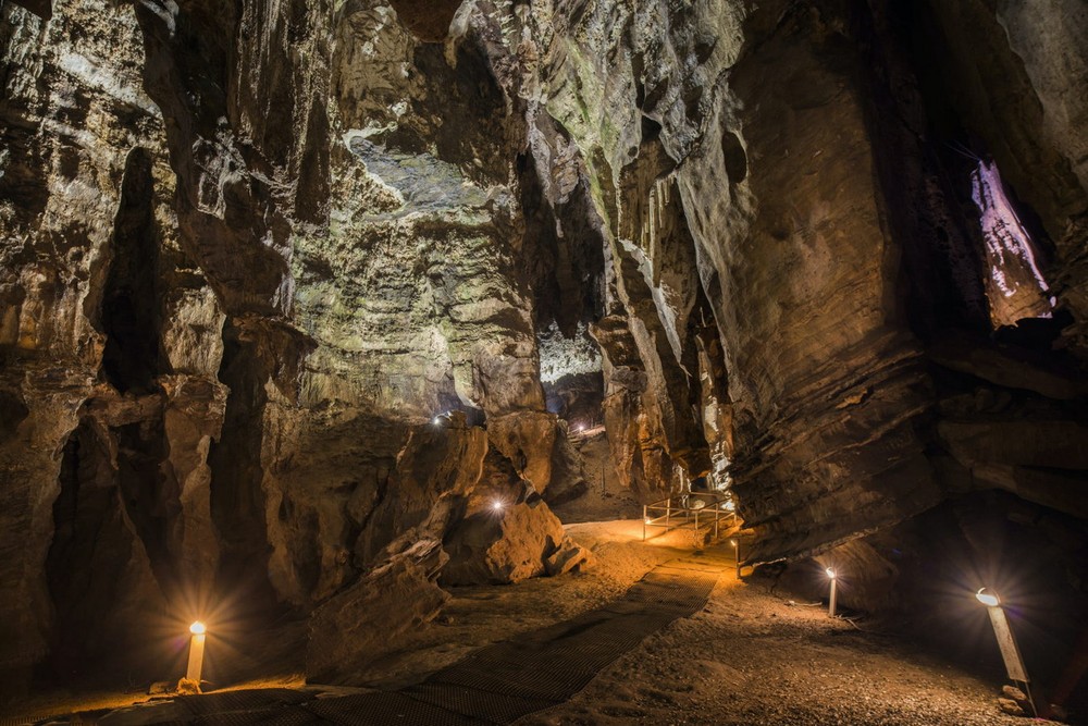 Hang Sterkfontein ở Nam Phi được các nhà  khảo cổ ví như cái nôi của loài người vì không có nơi nào khác trên thế giới chứa đựng nhiều hóa thạch của người vượn như di chỉ khảo cổ này. Ảnh: Enter the Caves.