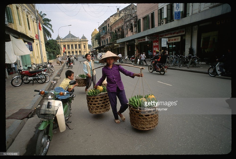 Những người bán hàng rong trên phố Tràng Tiền,  Hà Nội năm 1994. Ảnh: Steve Raymer / Getty Images.