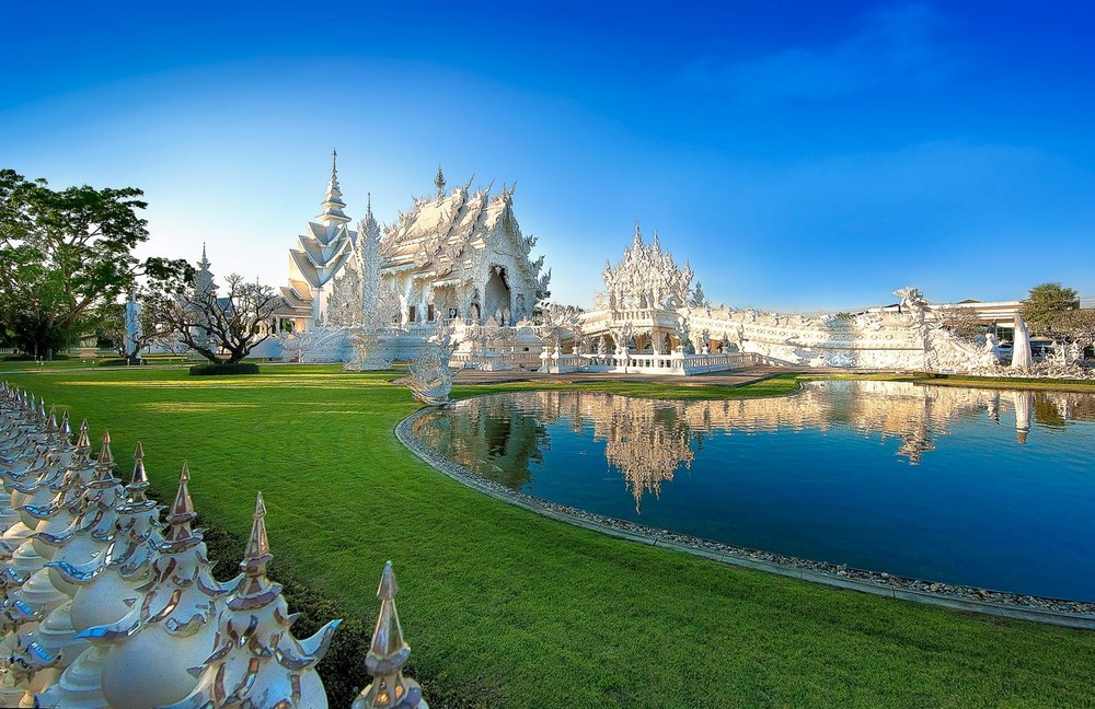 Nằm ở Ban Rong Khun, cách trung tâm thành phố Chiang Rai ở miền Bắc Thái Lan 13 km về phía Nam,  Wat Rong Khun hay Chùa Trắng là một công trình tôn giáo độc đáo nổi tiếng thế giới. Ảnh: Chiang Rai &amp; Phayao.