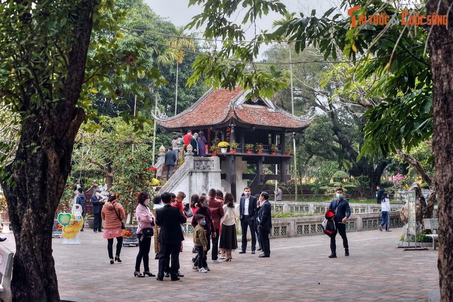 Tọa lạc ở trung tâm quận Ba Đình, cạnh quảng trường Ba Đình lịch sử,  chùa Một Cột hay Liên Hoa Đài (Đài Hoa Sen) là một biểu tượng lịch sử của Hà Nội cũng như nền văn hóa có bề dày ngàn năm của dân tộc Việt Nam.