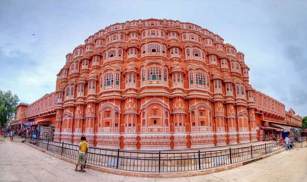  Hawa Mahal, còn gọi là Cung điện của gió, là công trình kiến trúc nổi tiếng nhất của thành phố cổ Jaipur, bang Rajasthan, Ấn Độ. Ảnh: Indiatravelpage.com.