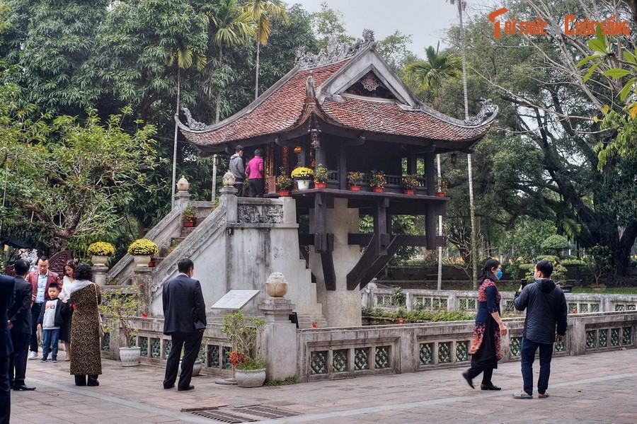  1. Chùa Một Cột (quận Ba Đình). Nằm bên Quảng trường Ba Đình,  chùa Một Cột nổi tiếng với lối kiến trúc độc đáo gồm một điện thờ đặt trên một cột trụ duy nhất, là một biểu tượng lịch sử của thủ đô Hà Nội cũng như nền văn hóa có bề dày ngàn năm của Việt Nam.