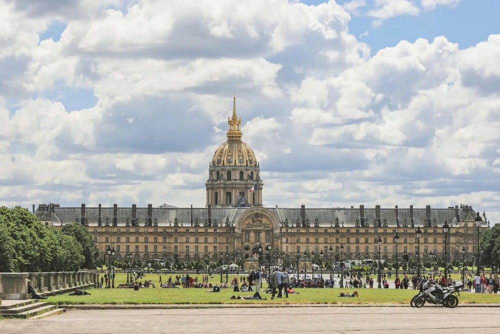 Được vua Louis XIV của nước Pháp cho xây dựng vào cuối thế kỷ 17,  điện Invalides là một trong những công trình kiến trúc nổi tiếng nhất của thành phố Paris. Ảnh: Paristickets.tours.