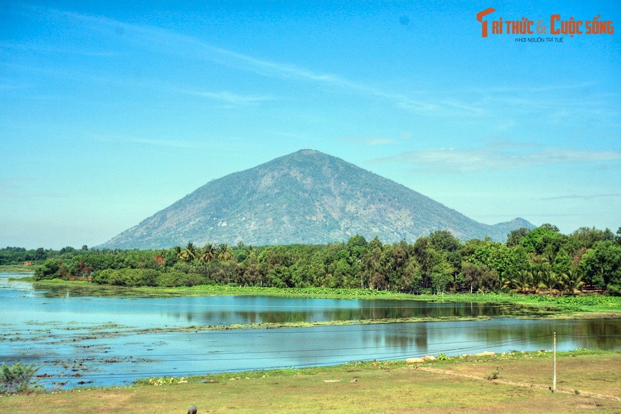 1. Nằm cách trung tâm thành phố Tây Ninh (tỉnh Tây Ninh) 11 km,  núi Bà Đen là ngọn núi cao nhất Đông Nam bộ và là biểu tượng cho mảnh đất và con người Tây Ninh.