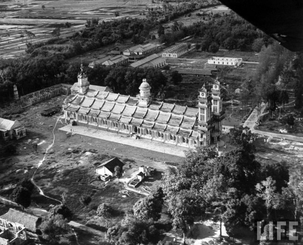 Toàn cảnh  Tòa thánh Tây Ninh nhìn từ máy bay, tháng 7/1948, một năm sau thời điểm khánh thành.