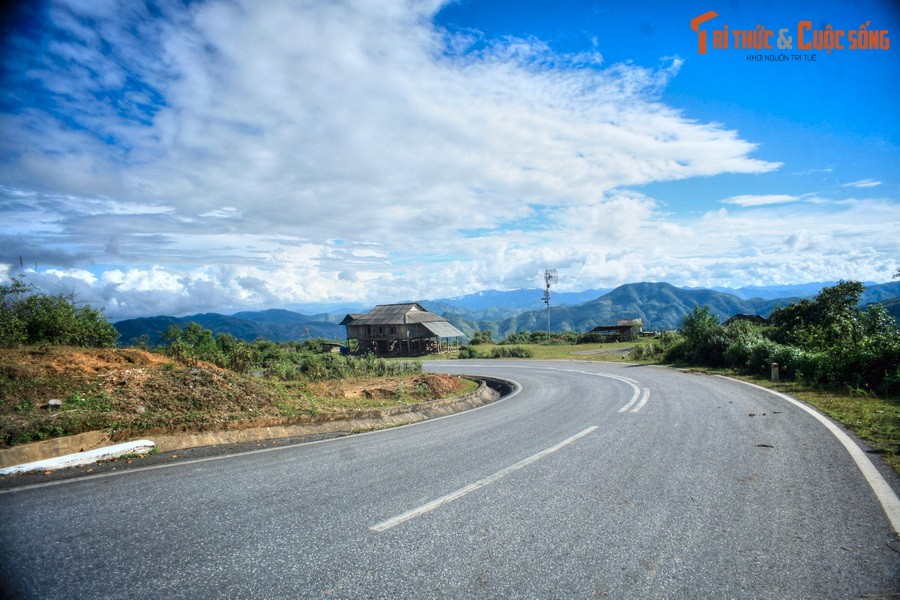 Là một trong "tứ đại đỉnh đèo" ở Tây Bắc,  đèo Pha Đin có độ dài 32 km, nằm trên Quốc lộ 6, là cửa ngõ vào. Con đèo này chính là đoạn đường khởi đầu gian nan trên hành trình kéo pháo bằng sức người của những chiến sĩ Điện Biên năm xưa.