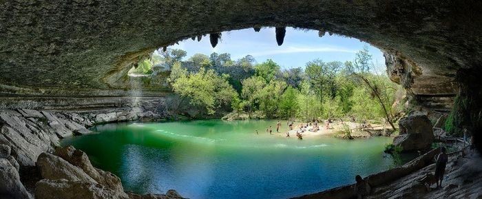  Hồ Hamilton (Dripping Springs, Texas) được mệnh danh là viên ngọc bích của núi rừng. Bao quanh hồ là những vách núi đá vôi. Ảnh: Destinationdrippingsprings