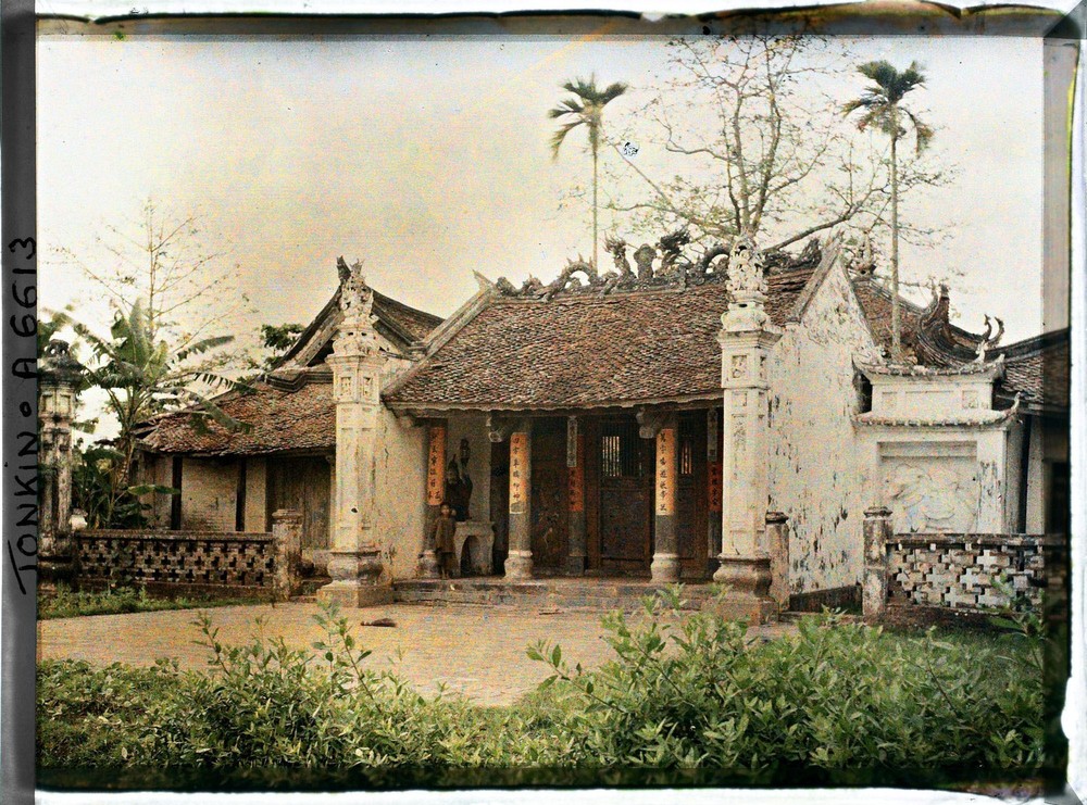 Cổng tam quan của  đình làng Thanh Trì ở ngoại thành Hà Nội năm 1914-1915. Địa chỉ của ngôi đình ngày nay là ngõ 924 Nguyễn Khoái, phường Thanh Trì, quận Hoàng Mai, Hà Nội. Ảnh: Léon Busy / Collections.albert-kahn.hauts-de-seine.fr.