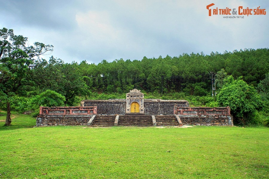 1. Nằm xã Thuỷ Bằng, thành phố Huế, lăng Cơ Thánh là nơi an nghỉ của Hưng Tổ Khang Hoàng Đế Nguyễn Phúc Luân (1733 – 1765), cha đẻ của vua Gia Long. Khu lăng mộ này còn có tên dân gian là lăng Sọ, gắn với một giai thoại được lưu truyền trong sử sách.