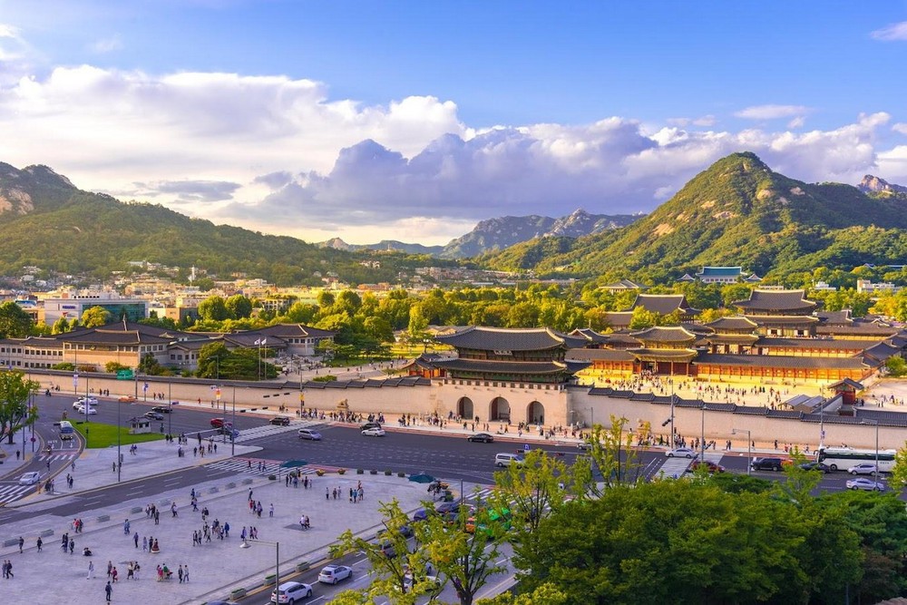 Nằm ở phía bắc Seoul, Hàn Quốc,  Gyeongbokgung hay Cảnh Phúc cung là cung điện chính của các hoàng đế Triều Tiên, có quy mô kiến trúc và vai trò lịch sử tương đương với Hoàng thành Huế của Việt Nam. Ảnh: VietJet Air.