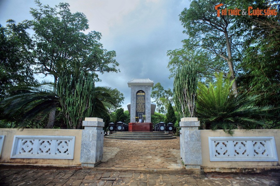 Cụ  Huỳnh Thúc Kháng (1876-1947) là nhà yêu nước, nhà báo cách mạng lỗi lạc của Việt Nam trong giai đoạn thực dân Pháp đô hộ. Sau khi mất, cụ được an táng trên đỉnh núi Thiên Ấn (xã Tịnh Ấn, huyện Sơn Tịnh, tỉnh Quảng Ngãi). Ảnh: Lối vào mộ cụ Huỳnh.