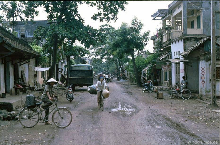 Một con đường ở huyện Thạch Thất, tỉnh Hà Tây cũ, năm 1991-1992. Từ năm 2008, tỉnh Hà Tây được sáp nhập vào thủ đô Hà Nội. Ảnh: Hpgrumpe.de.