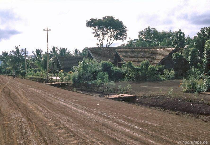 Con đường đất dẫn vào buôn Ako Dhông ở Buôn Ma Thuột năm 1992. Loạt ảnh do du khách người Đức Hans-Peter Grumpe thực hiện. Ảnh: Hpgrumpe.de.