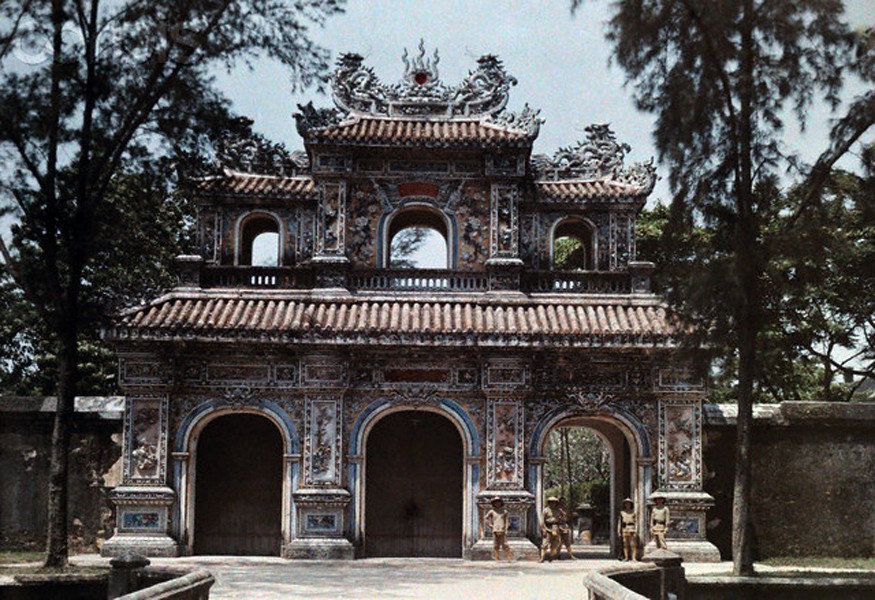 Cổng Hiển Nhơn ở Hoàng thành  Huế năm 1930. Ảnh: W. Robert Moore / National Geographic Society / Corbis