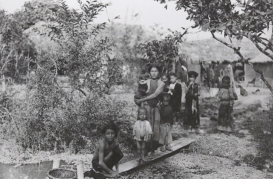 Trên cầu ao tại một ngôi làng ở Bắc Bộ,  Việt Nam năm 1921-1935.