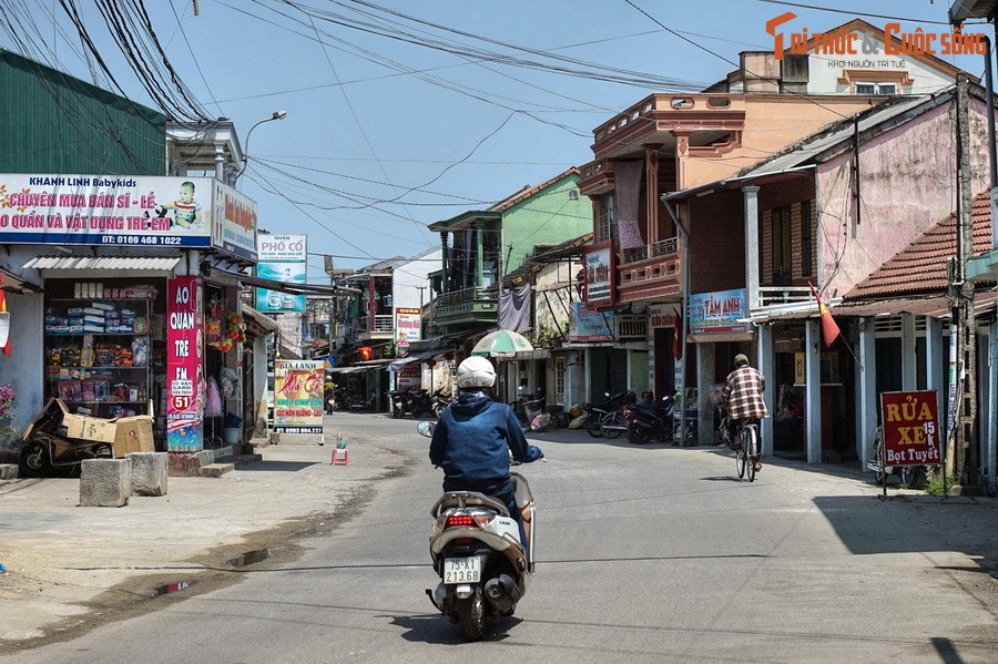 1. Chạy dọc theo bờ sông Hương ở phía Bắc Kinh thành Huế, phố cổ Bao Vinh từng có thời phồn thịnh không kém gì phố cổ Hội An ở Quảng Nam.