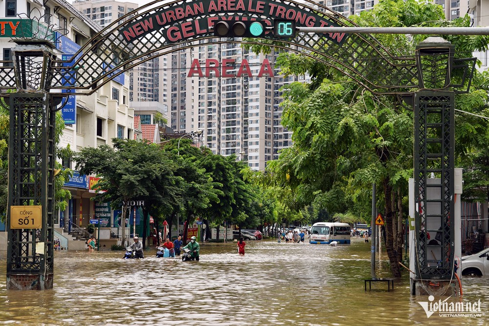  Khu đô thị Nam An Khánh gần điểm du lịch Thiên đường Bảo Sơn (huyện Hoài Đức, Hà Nội) bị ngập sâu từ ngày 23 đến 24/7 sau trận mưa kéo dài nhiều giờ.