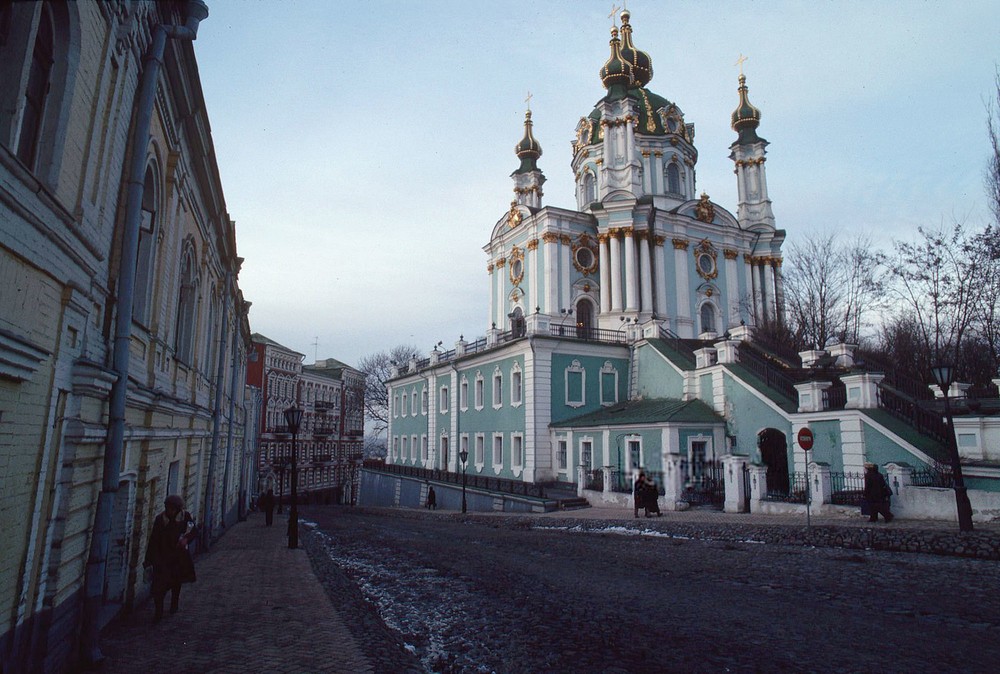 Bên ngoài nhà thờ St. Andrew ở Kiev,  Ukraine năm 1991. Ảnh: Peter Turnley/Corbis/VCG via Getty Images.