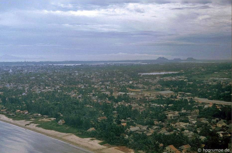 Thành phố Đà Nẵng nhìn từ chuyến bay sắp hạ cánh xuống sân bay Đà Nẵng, năm 1992. Lúc này toàn thành phố không có một tòa cao ốc nào. Ảnh: Hpgrumpe.de.