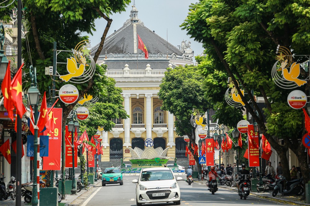 Tại Hà Nội: Những ngày gần đây, Thủ đô như được khoác lên mình chiếc áo mới, ngập tràn  cờ đỏ sao vàng. Từ các tuyến phố lớn cho tới ngõ nhỏ, cờ Tổ quốc tung bay phấp phới, trở thành nét đẹp văn hoá, thể hiện niềm tự hào dân tộc của mỗi người dân Việt Nam. Ảnh: Khổng Chí.