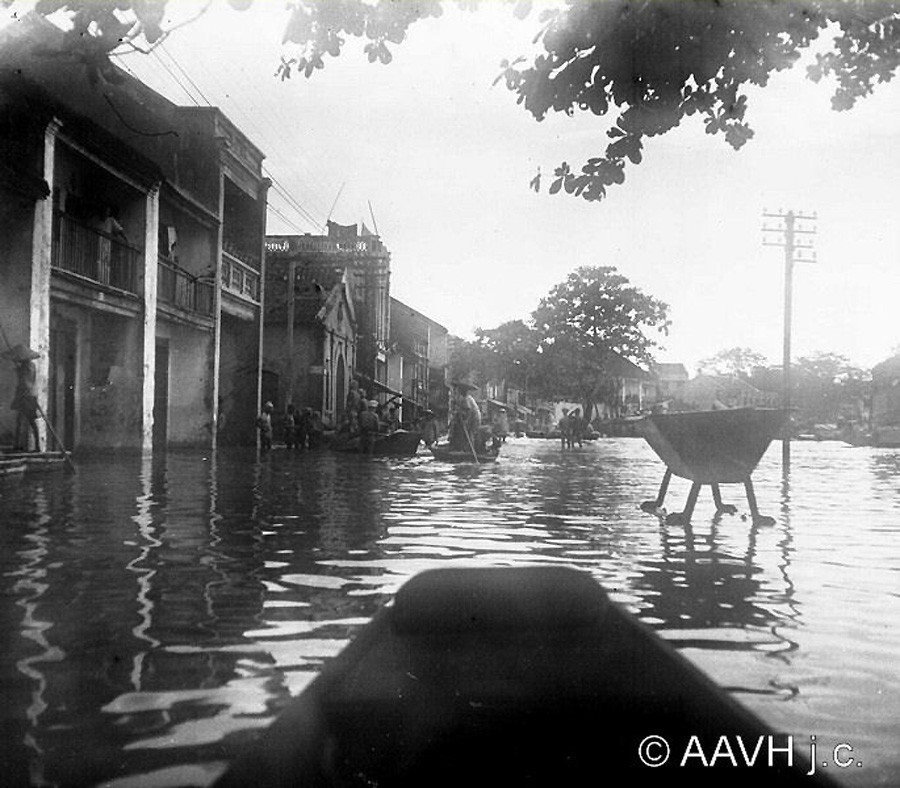 Một con đường ở trung tâm thành phố Hải Dương trong trận lụt năm 1926. Cuối tháng 7/1926, một trận lụt lịch sử đã xảy ra ở miền Bắc. Hải Dương là một trong những địa phương chịu hậu quả nặng nề nhất. Ảnh: Aavh.org.