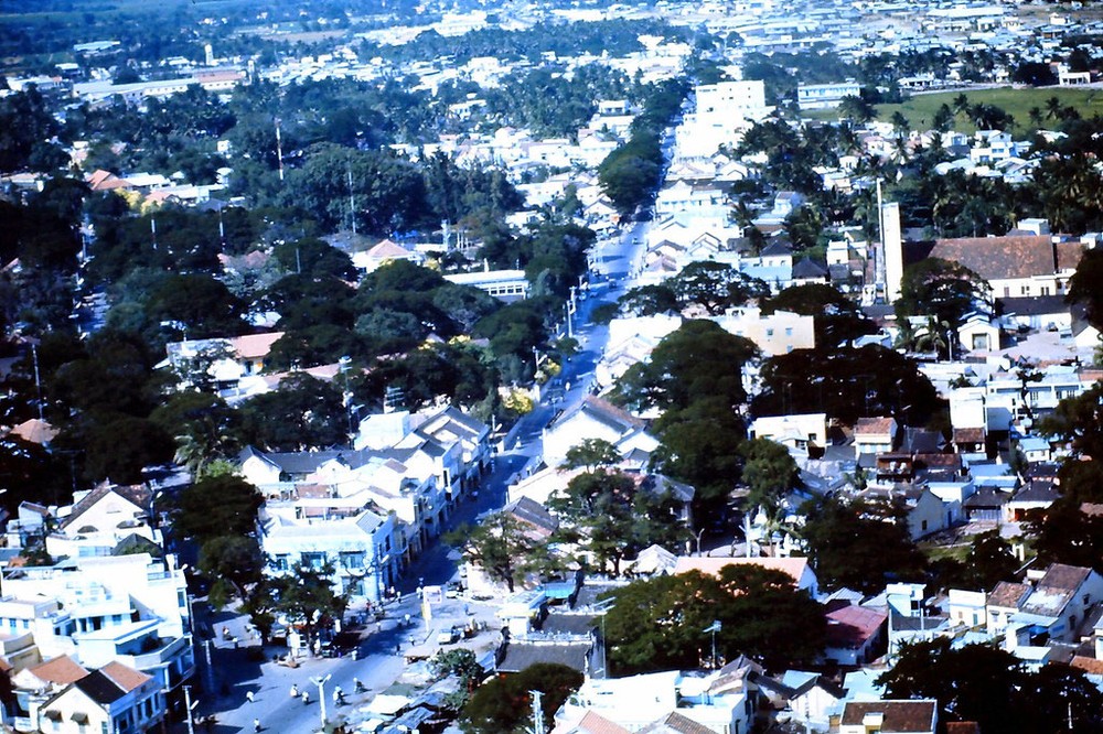 Khu vực trung tâm thị xã Phan Rang năm 1971 nhìn từ máy bay. Trục đường ở giữa nay là đường Thống Nhất. Ảnh: Lourun.