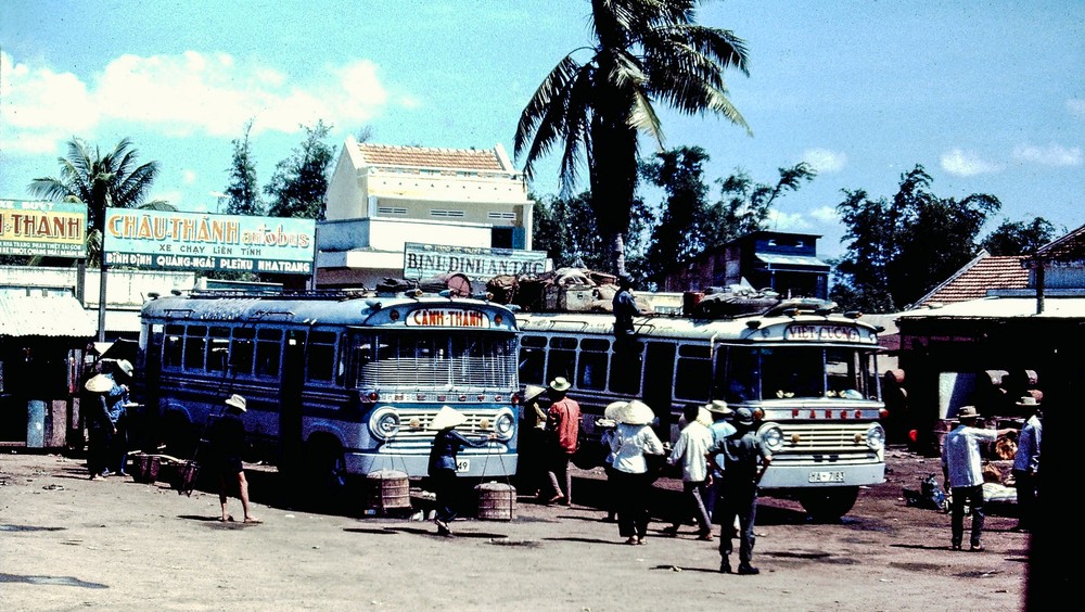 Những chiếc xe buýt ở bến xe Quy Nhơn,  Bình Định năm 1969. Ảnh: Ernest Gaudreau.