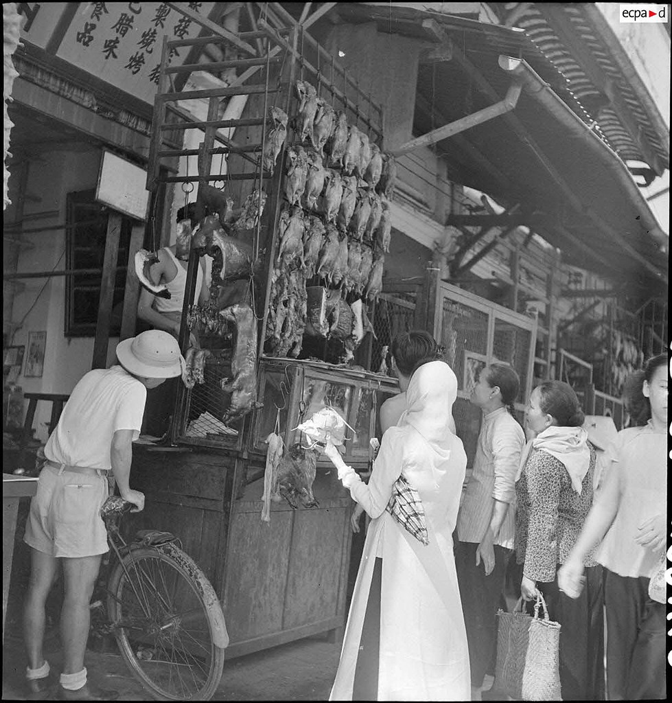 Quán bán thịt quay ở khu  Chợ Cũ đường Hàm Nghi, Sài Gòn năm 1950. Ảnh: Auteur inconnu/ECPAD/Défense.