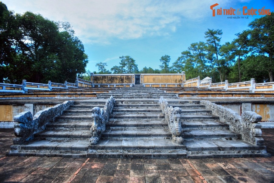 1. Lăng Gia Long hoành tráng. Nằm ở địa phận xã Hương Thọ, thành phố Huế, lăng Gia Long hay Thiên Thọ Lăng là lăng mộ của Nguyễn Thế Tổ Gia Long hoàng đế (1762-1820), vị vua sáng lập triều Nguyễn.