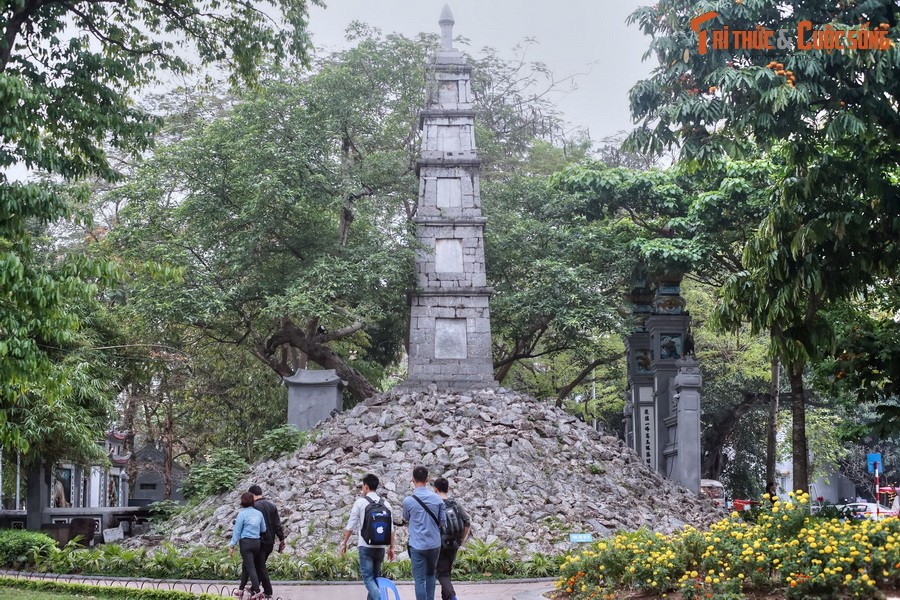 1. Nằm bên bờ hồ Hoàn Kiếm, ở phía ngoài lối vào cầu Thê Húc, đền Ngọc Sơn,  Tháp Bút là tòa tháp cổ nổi tiếng bậc nhất của Hà Nội xưa.