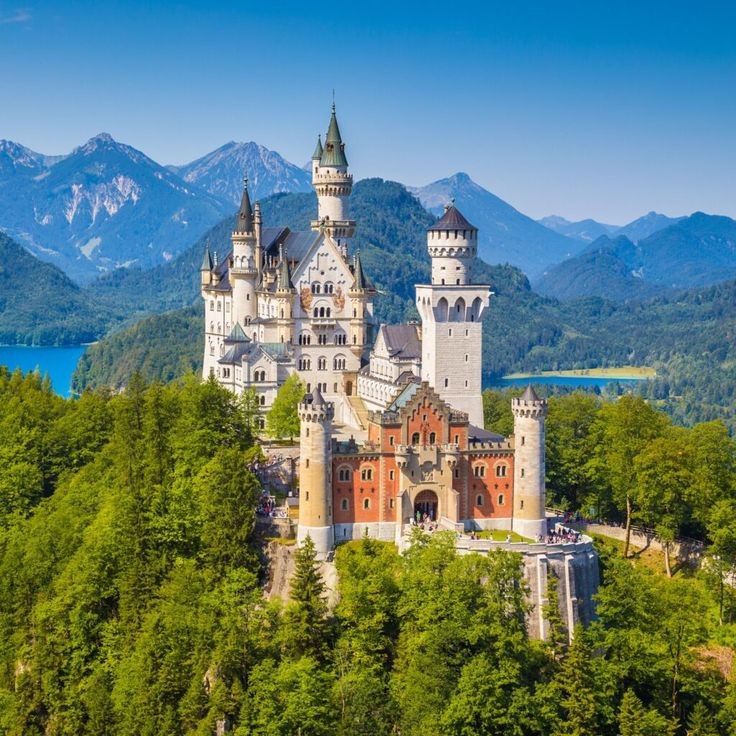  1. Lâu đài Neuschwanstein (Đức). Nằm ở Bavaria,  lâu đài Neuschwanstein nổi tiếng với kiến trúc đẹp như cổ tích và cảnh quan mãn nhãn. Đây là nguồn cảm hứng cho các lâu đài trong phim hoạt hình của Disney. Ảnh: Pinterest.