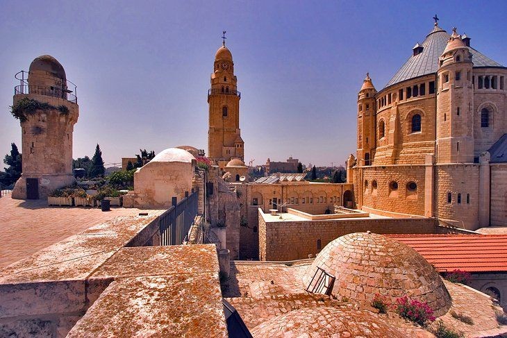  1. Jerusalem, Israel. Jerusalem là một trong những  thành phố cổ nhất trên thế giới, có lịch sử hơn 3.000 năm. Đây là nơi thiêng liêng đối với ba tôn giáo lớn: Do Thái giáo, Kitô giáo và Hồi giáo. Những địa danh nổi tiếng bao gồm Bức tường Than khóc, Đền thờ Núi, và Nhà thờ Mộ Thánh. Ảnh: Pinterest.