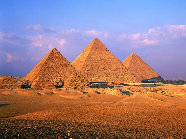  1. Kim tự tháp Giza. Đây là biểu tượng lớn nhất của nền  văn minh Ai Cập cổ đại và là kỳ quan cuối cùng còn tồn tại trong Bảy kỳ quan của thế giới cổ đại. Ba kim tự tháp chính ở Giza được xây dựng để làm lăng mộ cho các Pharaoh: Khufu, Khafre và Menkaure. Ảnh: Pinterest.