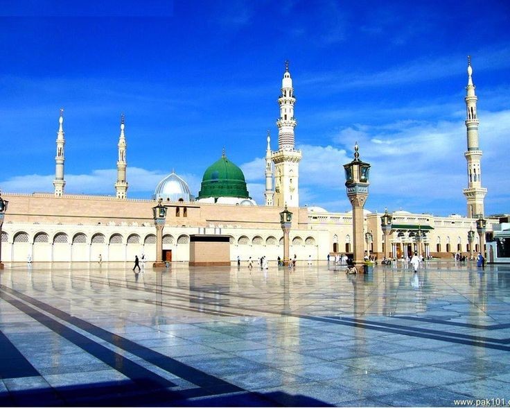  1. Thánh đường Al-Masjid an-Nabawi (Masjid al-Nabawi). Địa điểm: Medina, Ả Rập Xê Út. Đặc điểm: Là một trong những thánh đường quan trọng nhất trong Hồi giáo, nơi an nghỉ của Nhà tiên tri Muhammad. Ảnh: Pinterest.