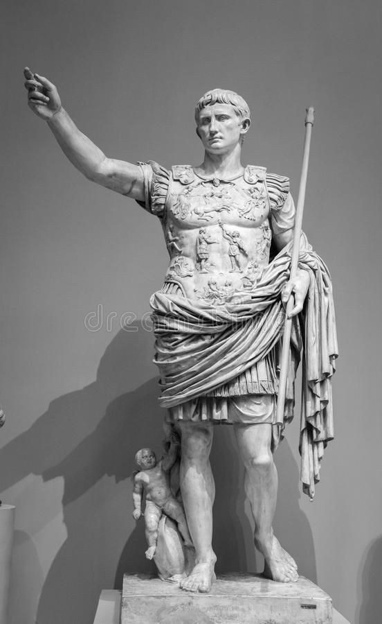  1. Tượng Hoàng đế Augustus. Niên đại: Khoảng năm 20 TCN. Đặc điểm:  Bức tượng La Mã này mô tả hoàng đế Augustus cầm một ngọn giáo và mặc áo giáp. Bức tượng phản ánh uy quyền và sức mạnh của Augustus, với các chi tiết tinh tế về trang phục và dáng đứng. Ảnh: Pinterest.