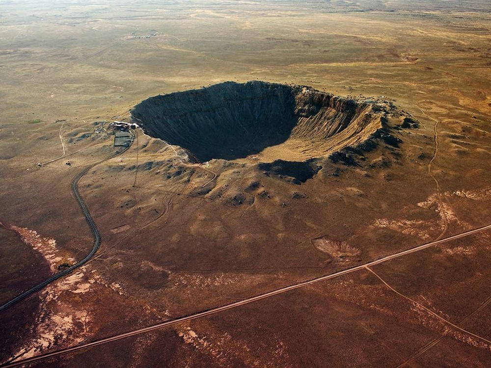  Hố thiên thạch Barringer - Arizona, Mỹ. Đây là một trong những  hố thiên thạch nổi tiếng nhất thế giới, được hình thành từ vụ va chạm của một thiên thạch cách đây khoảng 50.000 năm. Hố rộng 1,2 km và sâu 170 m. Ảnh: Pinterest.