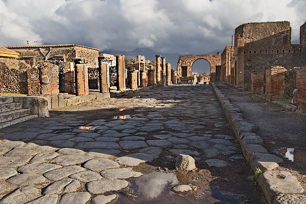  1. Pompeii (Ý). Pompeii bị chôn vùi bởi tro núi lửa sau vụ phun trào núi Vesuvius năm 79 CN. Các cuộc khai quật từ thế kỷ 18 đã phát hiện hàng trăm  hài cốt, trong đó có các thi thể bị mắc kẹt trong tư thế chạy trốn. Lớp tro đã bảo tồn các chi tiết của cơ thể, quần áo, và cả tư thế đau đớn, giúp tái hiện cuộc sống và thảm kịch tại thành phố này. Ảnh: Pinterest.