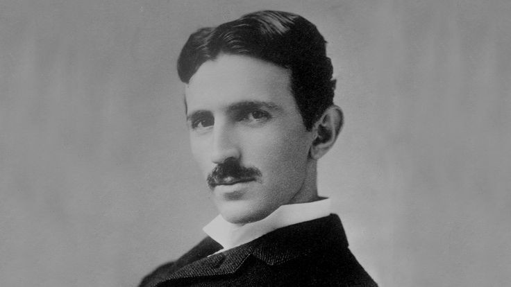  1. Tư duy đổi mới và tiên phong.  Nikola Tesla là một nhà phát minh và nhà khoa học tiên phong trong lĩnh vực điện và từ trường. Ông đóng góp lớn vào việc phát triển dòng điện xoay chiều (AC), công nghệ truyền tải điện không dây, và nhiều phát minh khác vượt xa thời đại của mình. Ảnh: Pinterest.