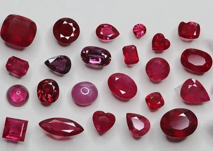  1. Nguồn gốc của cái tên "ruby". Tên gọi " ruby" bắt nguồn từ tiếng Latinh "ruber", nghĩa là "màu đỏ". Ảnh: Pinterest.