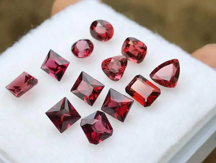  1. Tháng 1: Garnet (Ngọc hồng lựu). Màu sắc: Đỏ đậm (nhưng có thể có nhiều màu khác). Ý nghĩa: Biểu tượng của tình bạn, niềm tin và sự bảo vệ.  Garnet được cho là mang lại sức khỏe, tình yêu và sự bình an. Ảnh: Pinterest.