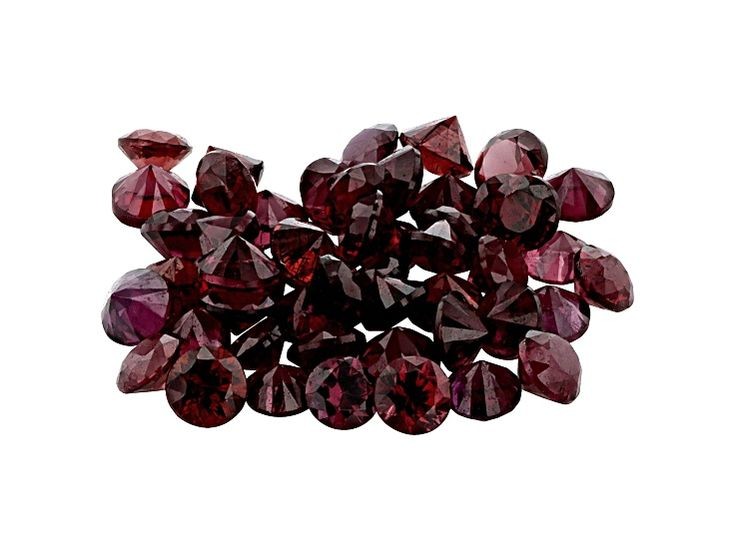  1. Tên gọi bắt nguồn từ quả lựu. Tên " Garnet" xuất phát từ tiếng Latin "granatum", có nghĩa là "quả lựu", vì các viên đá Garnet màu đỏ trông giống như hạt lựu. Ảnh: Pinterest.