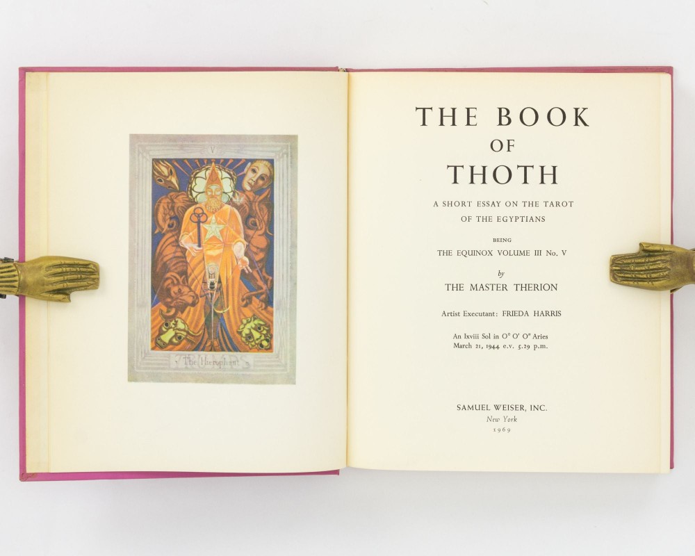  1. Được cho là do thần Thoth viết ra. Theo truyền thuyết,  Sách của Thoth do thần Thoth, vị thần trí tuệ, ma thuật và chữ viết của Ai Cập, sáng tạo ra. Nó chứa đựng mọi bí mật của vũ trụ, bao gồm cách điều khiển thế giới và giao tiếp với các vị thần. Ảnh: Pinterest.