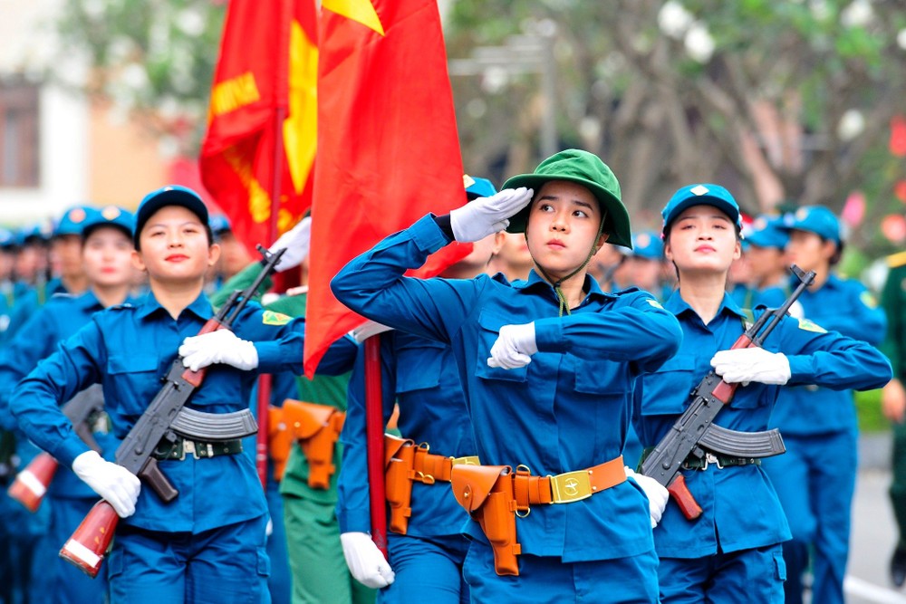 Khối nữ du kích miền Nam luyện tập đi đều bước, mang súng chào tại Bộ Tư lệnh TPHCM.