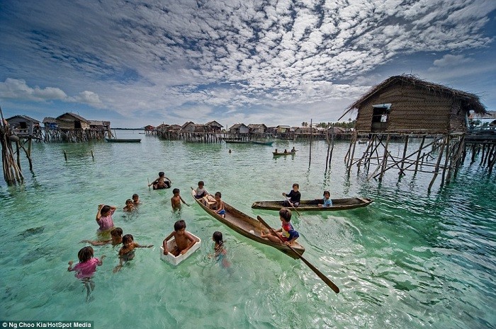 Bajau Laut là bộ tộc du mục trên biển. Mọi sinh hoạt của người Bajau đều diễn ra trên những con thuyền nhỏ.