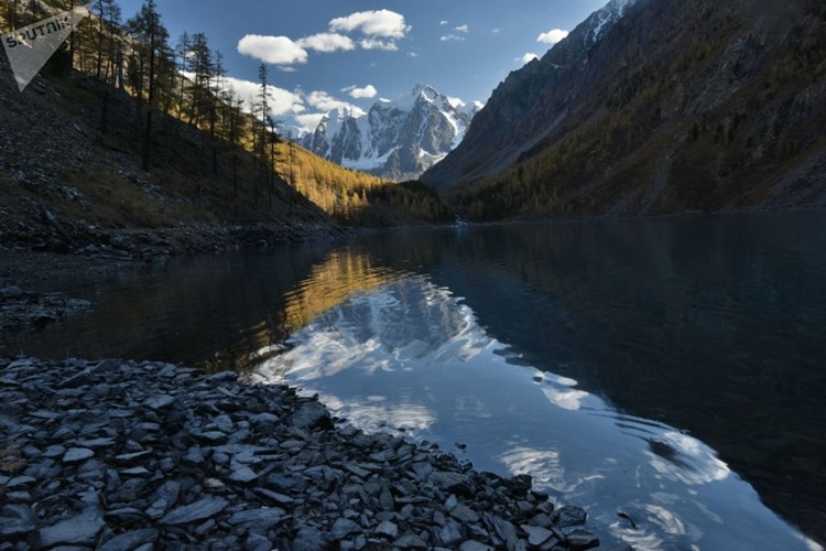 Phải chăng đây là phong cảnh trên dãy núi Alps ở Thụy Sĩ? Không, đây chính là một góc Hồ Shavlinsk ở Cộng hòa Altai, tây bắc Liên bang  Nga. Ảnh: Sputnik