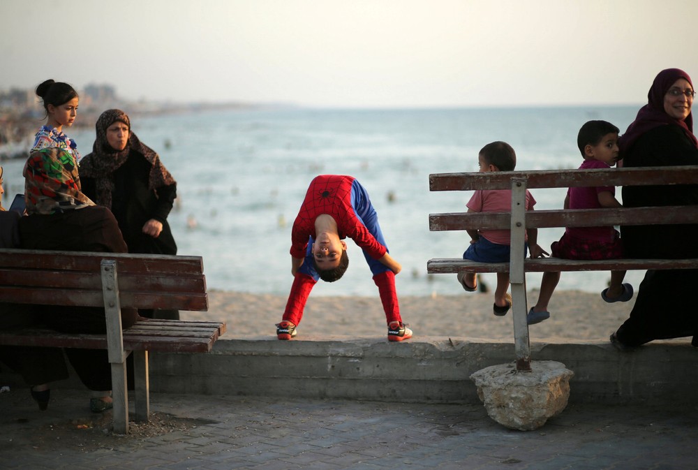 Cậu bé Mohamad al-Sheikh, 13 tuổi, ở thành phố Gaza (Palestine) còn được gọi là " người nhện” Spiderman. Ảnh: Reuters