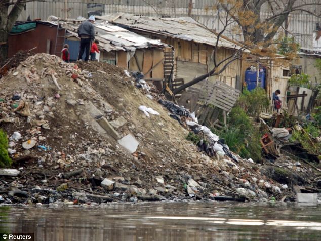 1.Lưu vực sông Matanza-Riachuelo ở thủ đô Buenos Aires: Tuy chỉ kéo dài 37 dặm, nhưng dọc theo con sông này, có tới 15.000 công ty hóa chất. Họ xả trực tiếp chất độc hại như kẽm, chì, đồng, niken, hay crom … ra dòng sông.