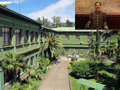 1. Những căn nhà nông thôn dacha ở Sochi. Thành phố này trở nên nổi tiếng sau khi cố lãnh đạo Joseph Stalin xây dựng một dacha - một căn nhà nông thôn theo phong cách truyền thống của Nga vào hồi thập niên 1930. Chẳng những vậy, đương kim Tổng thống Putin cũng có hai dacha tọa lạc ở thành phố nghỉ mát mùa hè này.